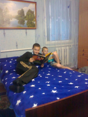 Вместе с братом на кровати  книжки почитаем...